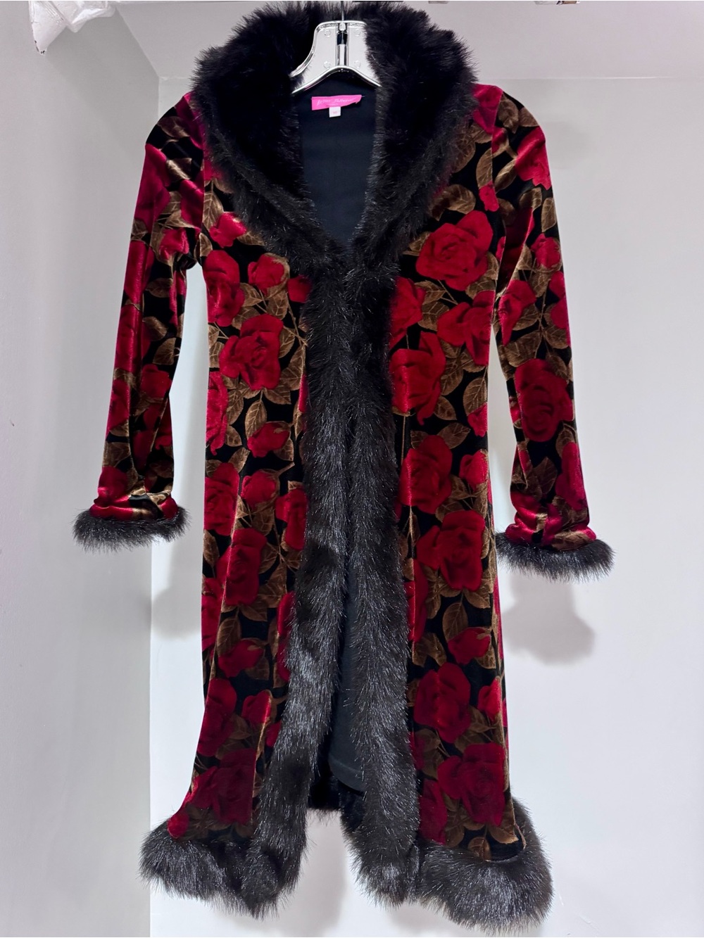 Betsey Johnson “GIRLS” VINTAGE
Rose 🌹 velvet coat. Girls size 10
